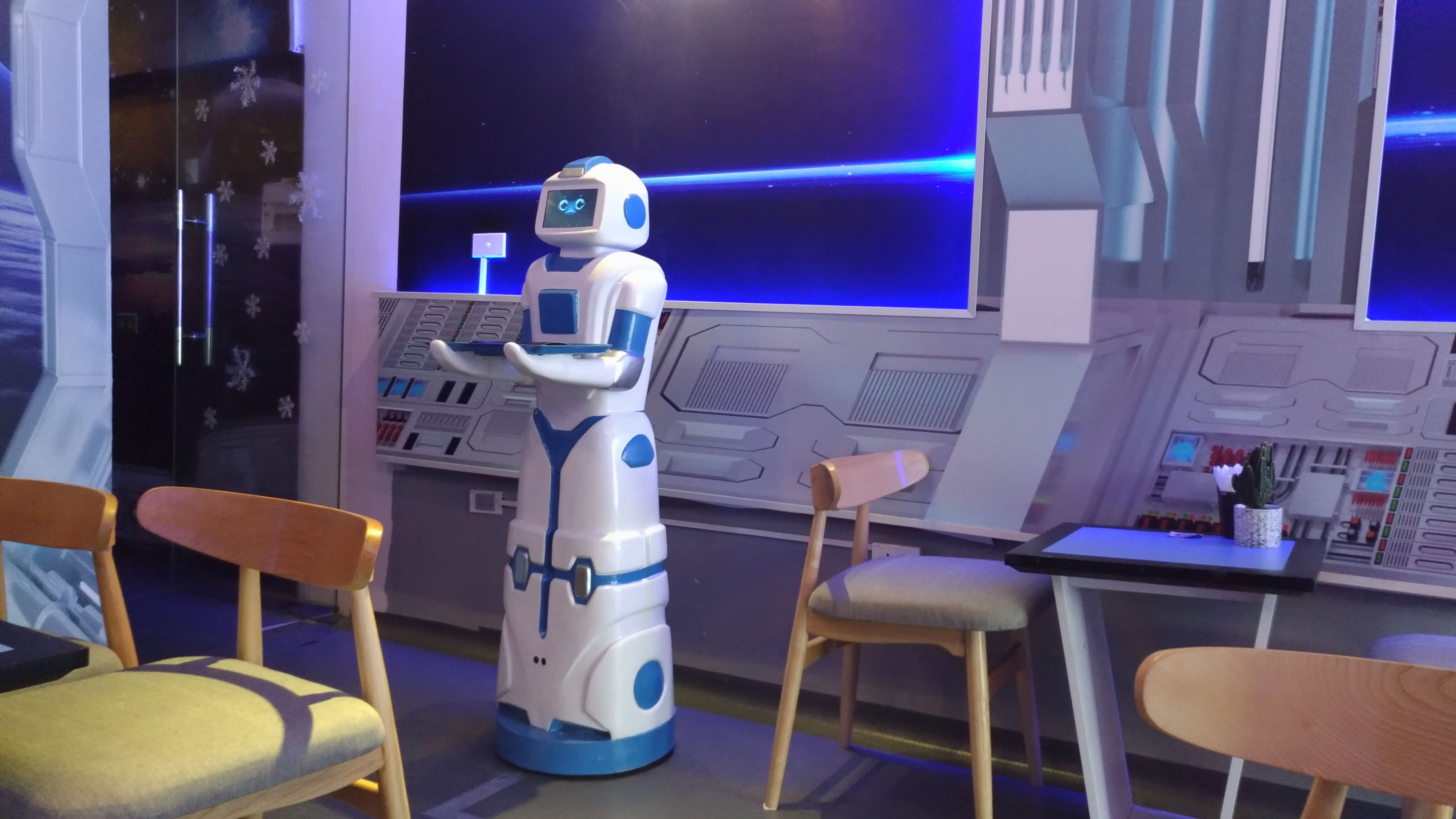 Robo Cafe tại Hà Nội sử dụng robot “Morta” để mang đồ uống đến đúng bàn, tự động di chuyển và tránh vật cản trong quán