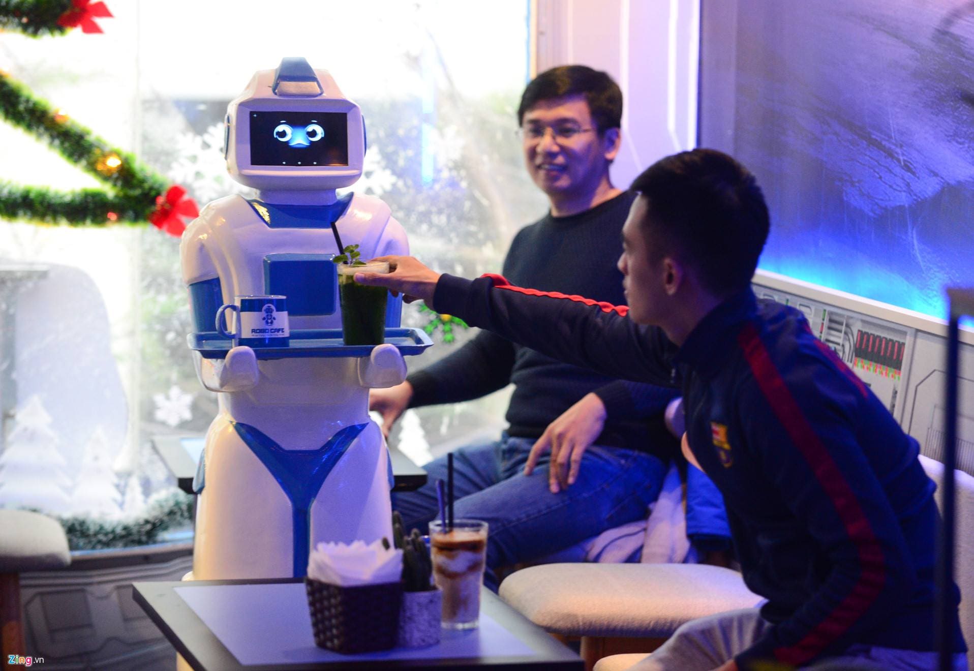 Một trong những lợi ích lớn nhất của robot phục vụ quán cafe chính là nâng cao trải nghiệm khách hàng