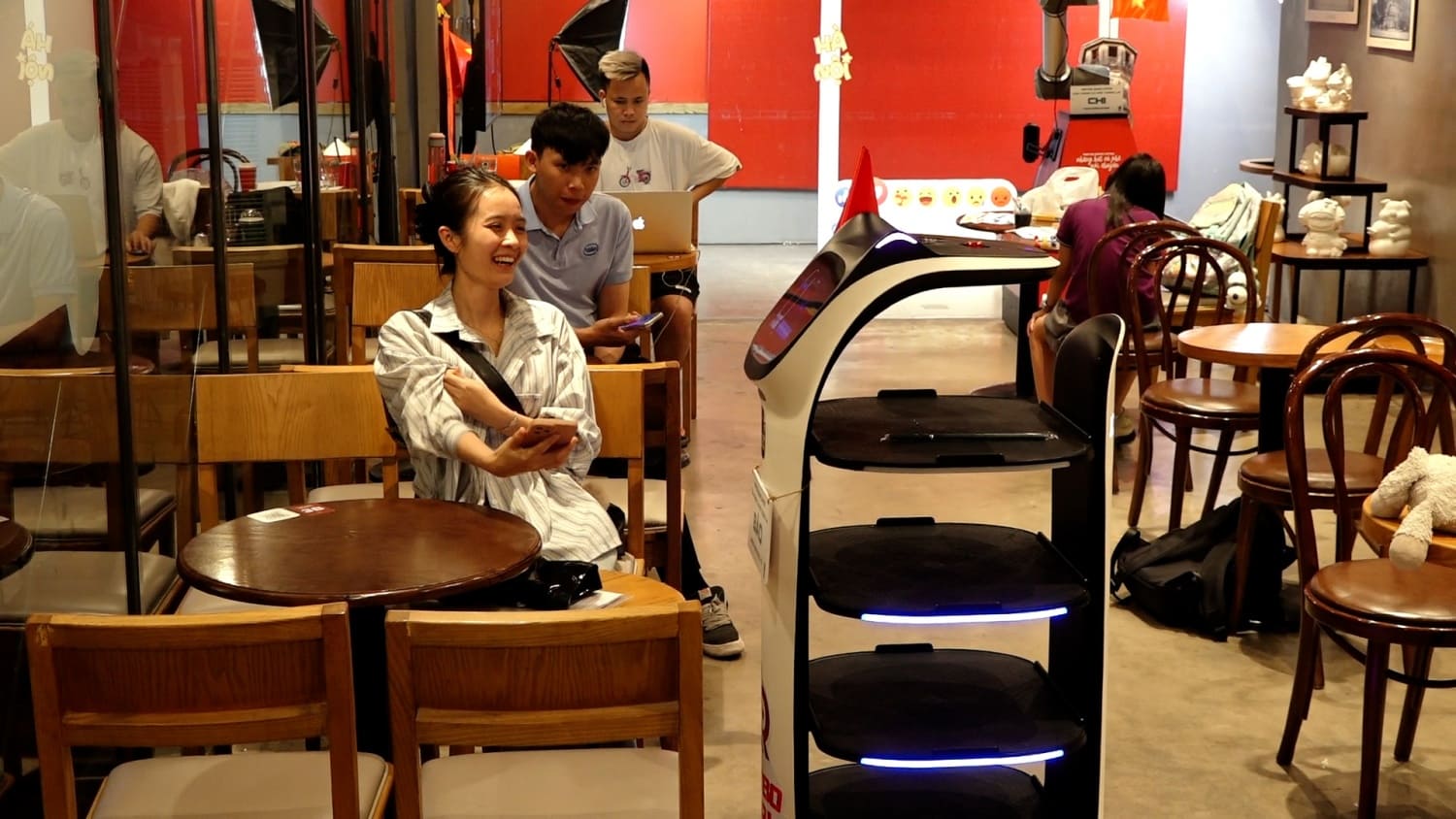 Một quán cafe ứng dụng robot phục vụ thường tạo ấn tượng mạnh với khách hàng