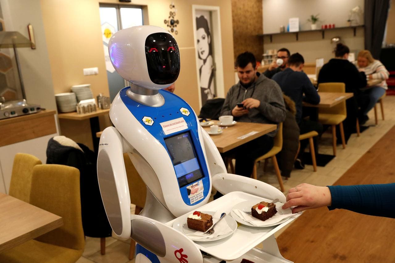 Robot phục vụ giúp giảm bớt số lượng nhân viên