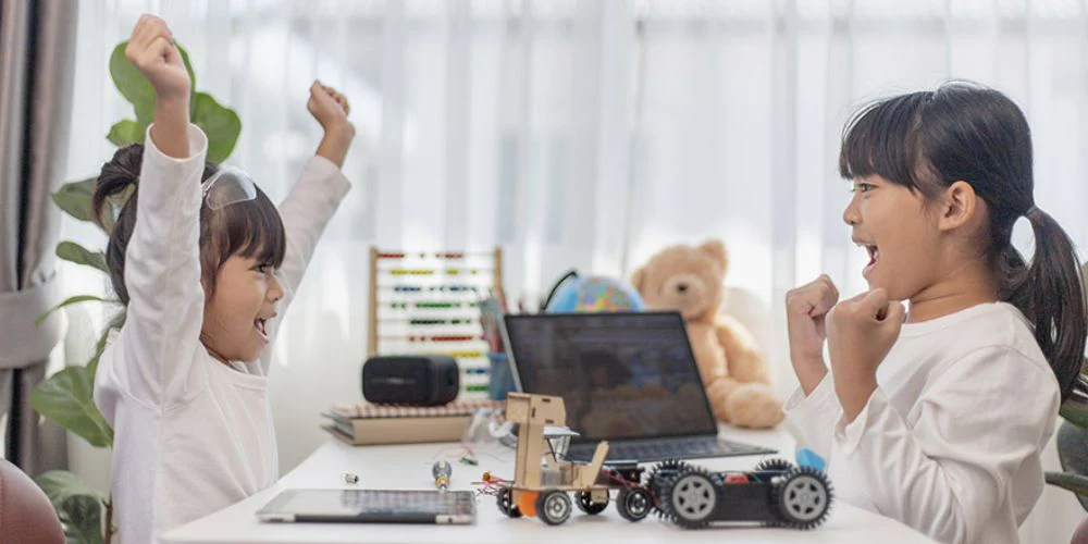 Robot AI cho trẻ em là cầu nối thân thiện giúp trẻ làm quen với các khái niệm như trí tuệ nhân tạo, cảm biến, điều khiển tự động…