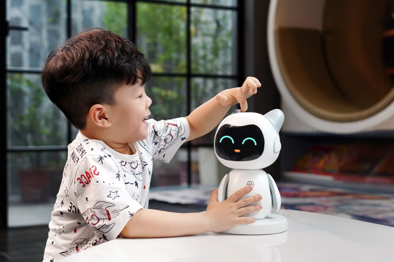 Robot cho trẻ em là những thiết bị robot được thiết kế với hình dáng ngộ nghĩnh, bắt mắt, tích hợp trí tuệ nhân tạo (AI) và các cảm biến hiện đại.