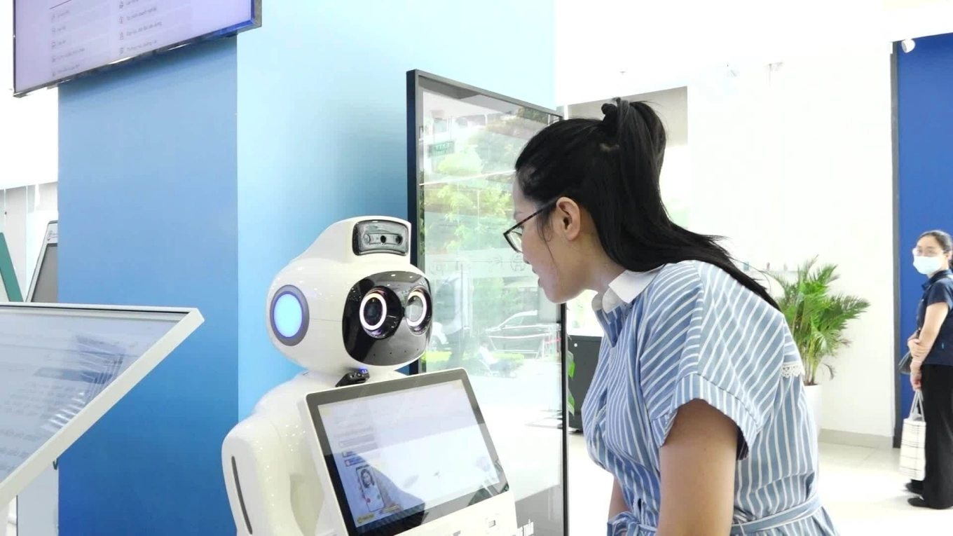 Tại khách sạn, showroom hay doanh nghiệp, robot lễ tân đang dần trở thành “gương mặt đại diện” đầy ấn tượng.