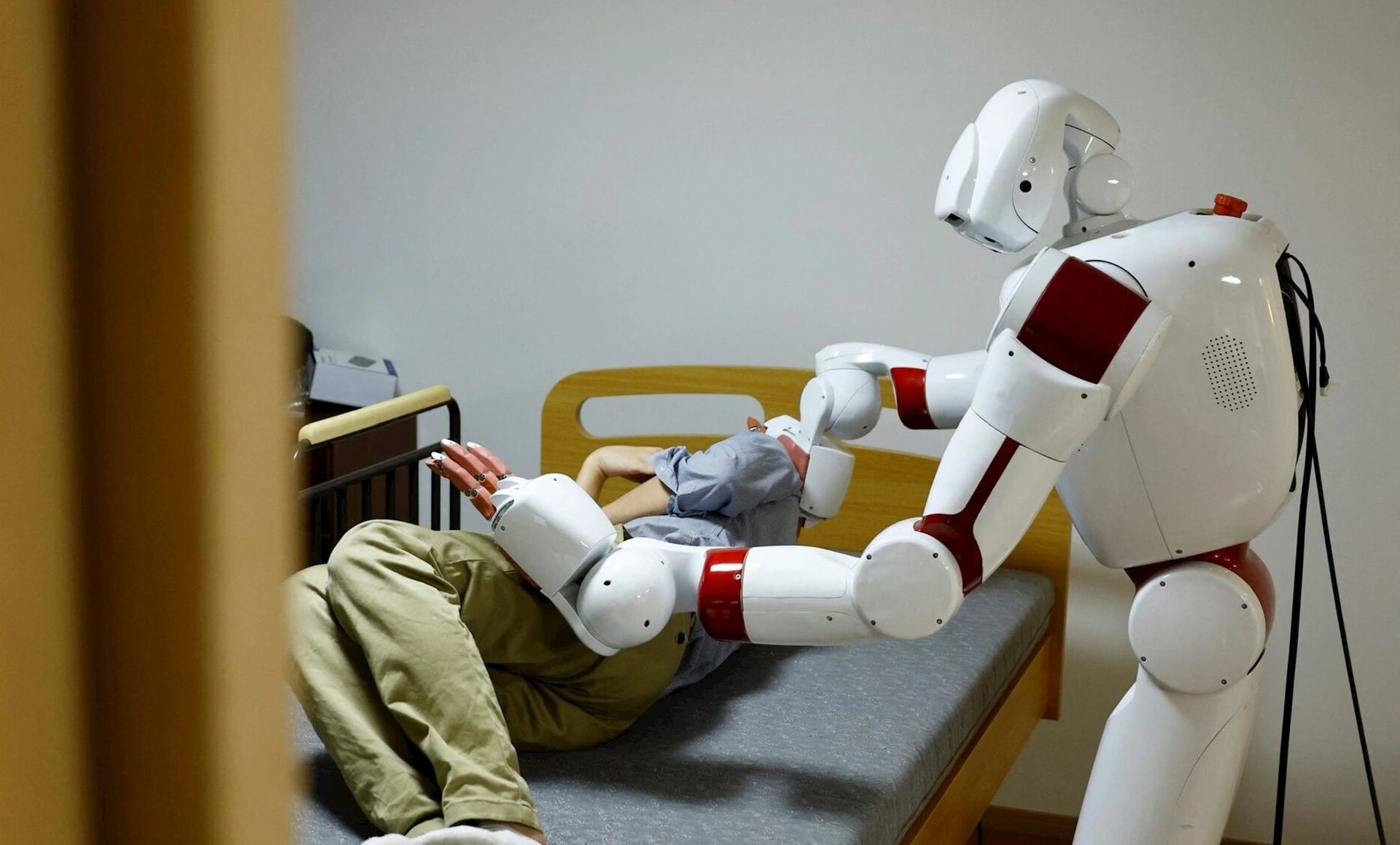 Robot giúp việc gia đình không chỉ phục vụ việc dọn dẹp mà còn hỗ trợ chăm sóc người già và người khuyết tật