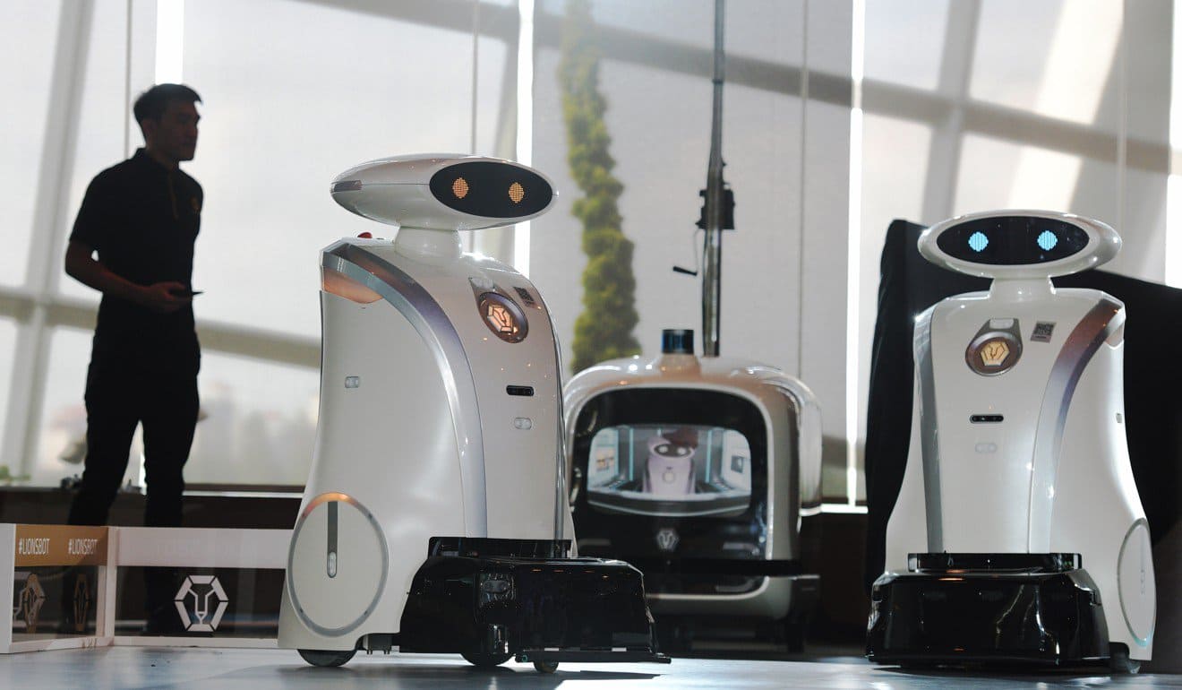 Robot vệ sinh đang được nhiều khách sạn ứng dụng để hỗ trợ làm sạch khu vực công cộng