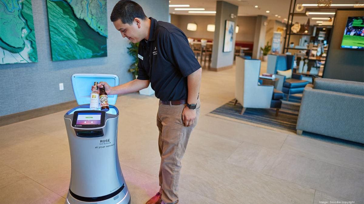 Robot phục vụ khách sạn trở thành giải pháp hiệu quả giúp giảm nguy cơ lây nhiễm và tăng tính an toàn