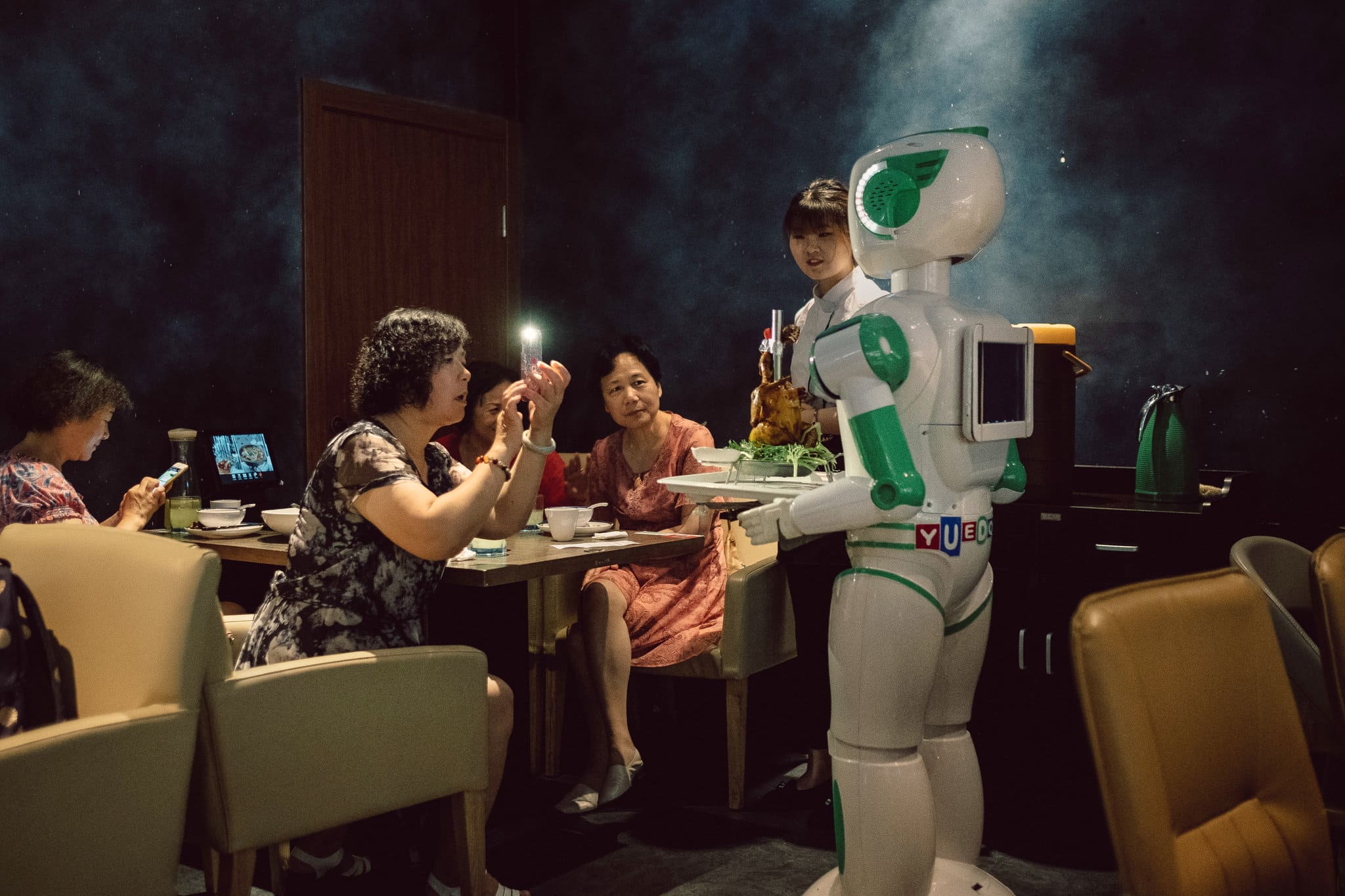 việc ứng dụng robot AI giúp khách sạn tạo dấu ấn khác biệt và nâng cao hình ảnh thương hiệu