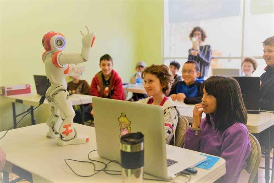 Trong giáo dục hiện đại, robot giao tiếp đang trở thành một công cụ hỗ trợ học tập hiệu quả