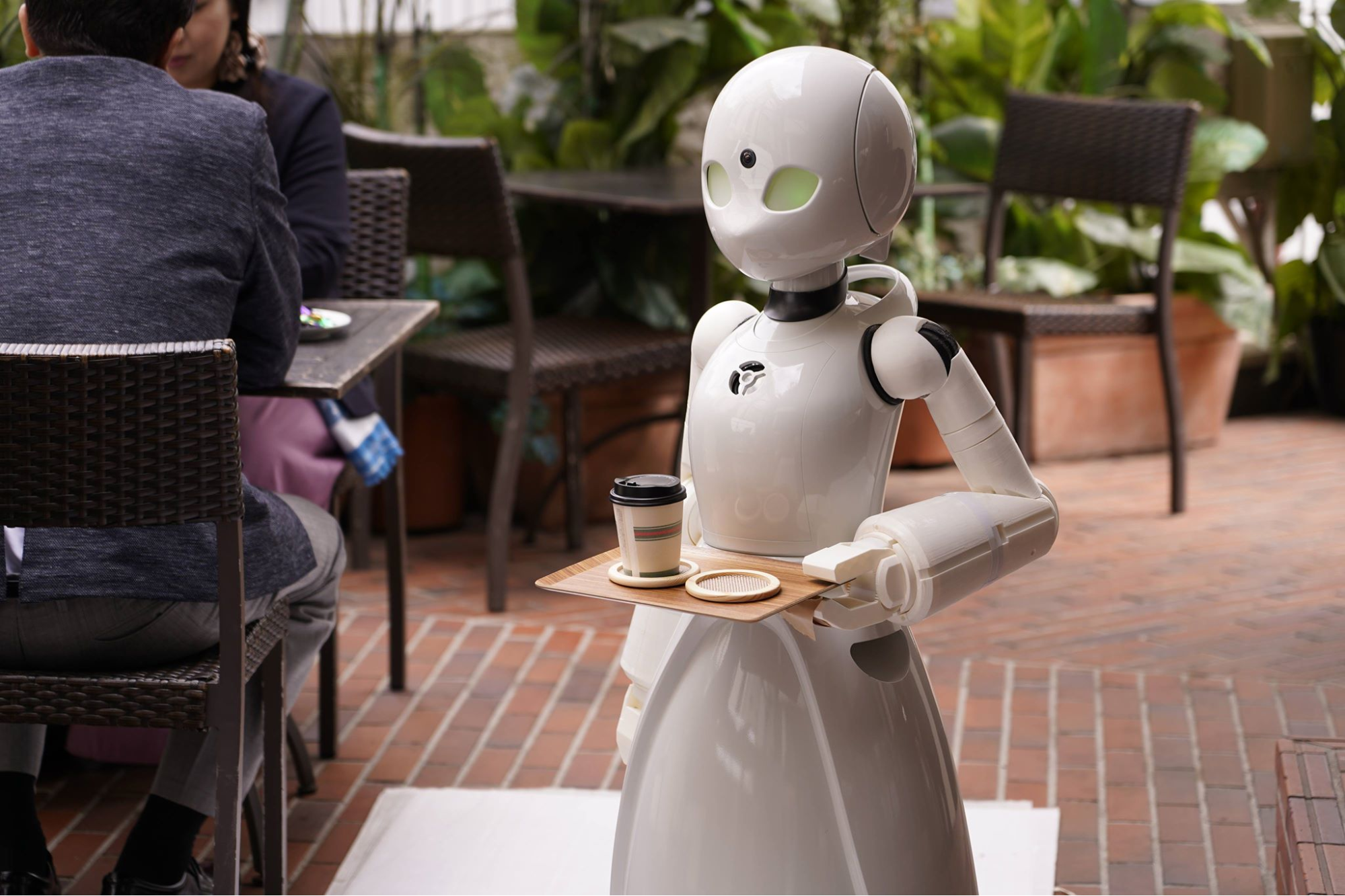 robot biết nói chuyện đang trở thành một công cụ quan trọng giúp doanh nghiệp tối ưu hóa trải nghiệm khách hàng và nâng cao hiệu quả vận hành.