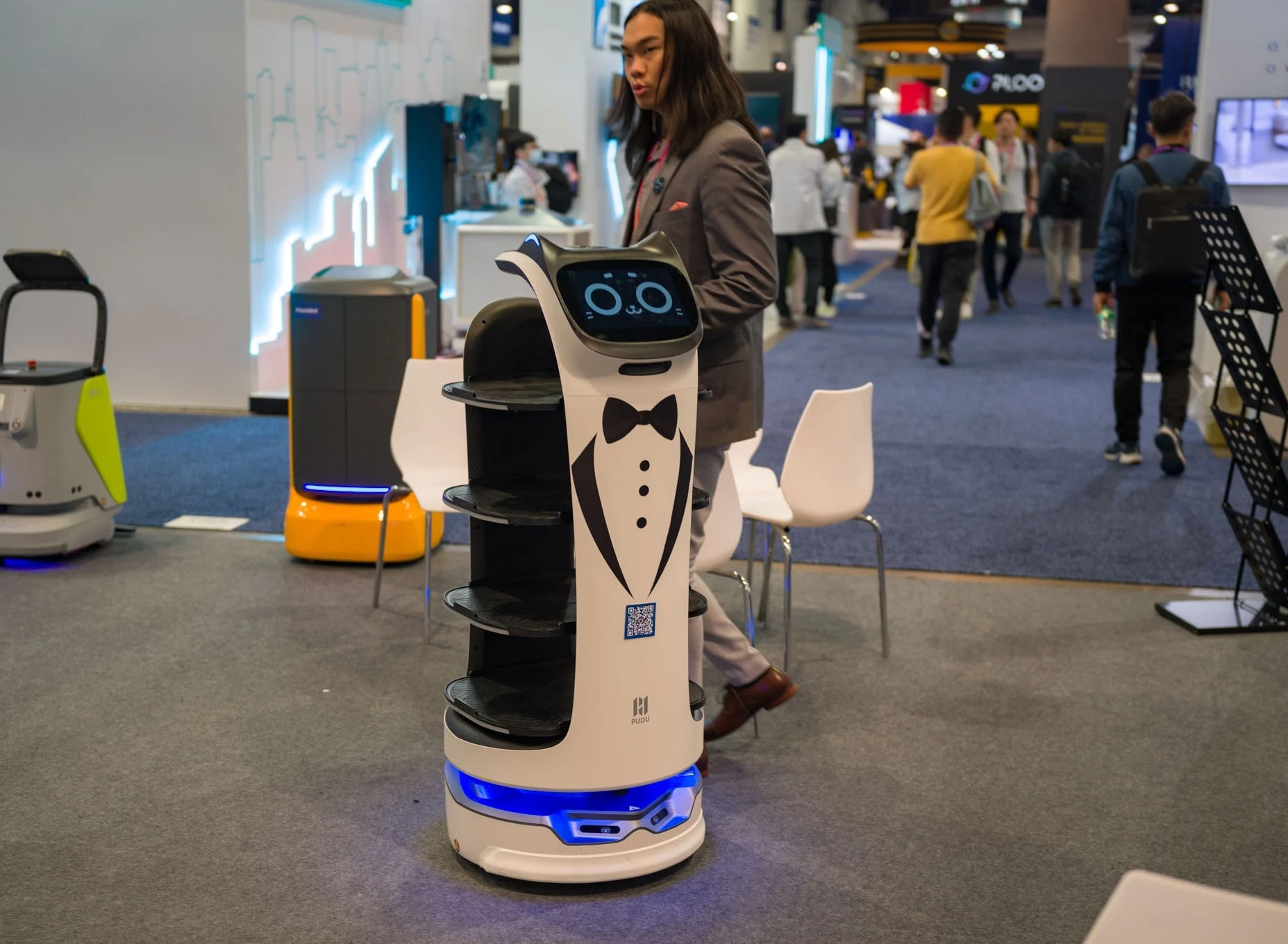 Robot lễ tân đang được nhiều showroom và sự kiện ứng dụng nhằm tạo điểm nhấn công nghệ và thu hút khách tham quan. 