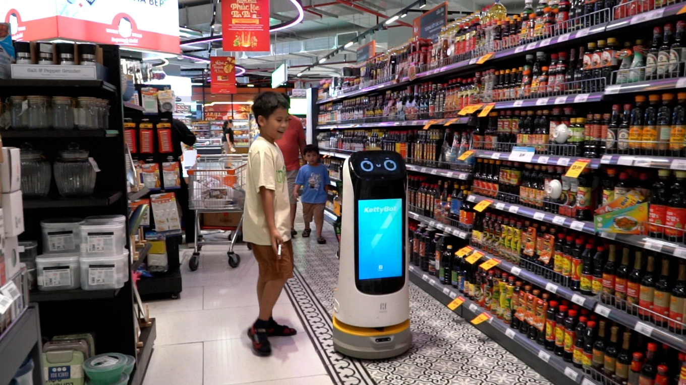 Tại trung tâm thương mại, robot lễ tân thường được sử dụng để hỗ trợ khách hàng tìm kiếm cửa hàng, hướng dẫn đường đi và tra cứu thông tin khuyến mãi.