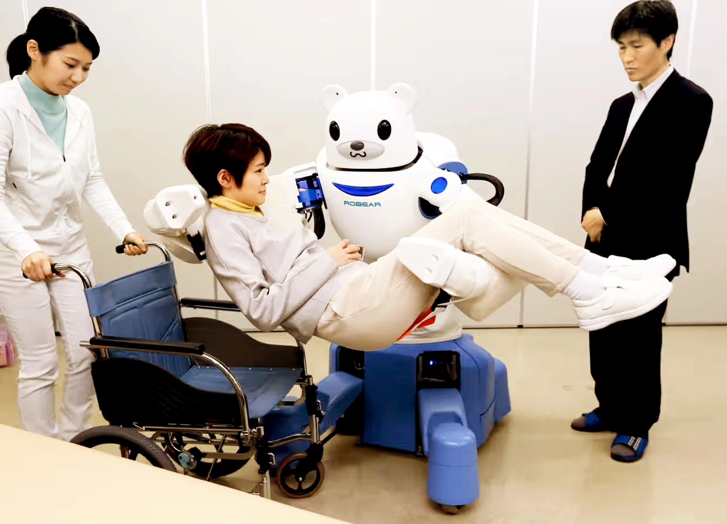 robot chăm sóc người già được tạo ra để hỗ trợ, theo dõi sức khỏe và đồng hành cùng người cao tuổi trong sinh hoạt hằng ngày