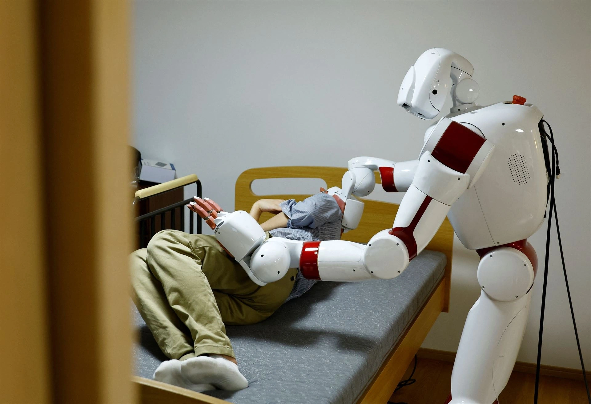 Robot chăm sóc người già đang ngày càng được sử dụng như một trợ lý trong các hoạt động thường ngày