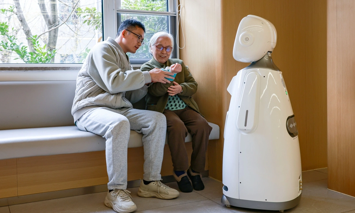 Không chỉ hỗ trợ về mặt thể chất, robot còn đóng vai trò như một người bạn đồng hành tinh thần. 